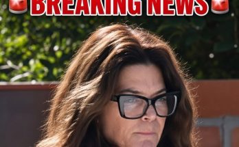 woman breaking news alert